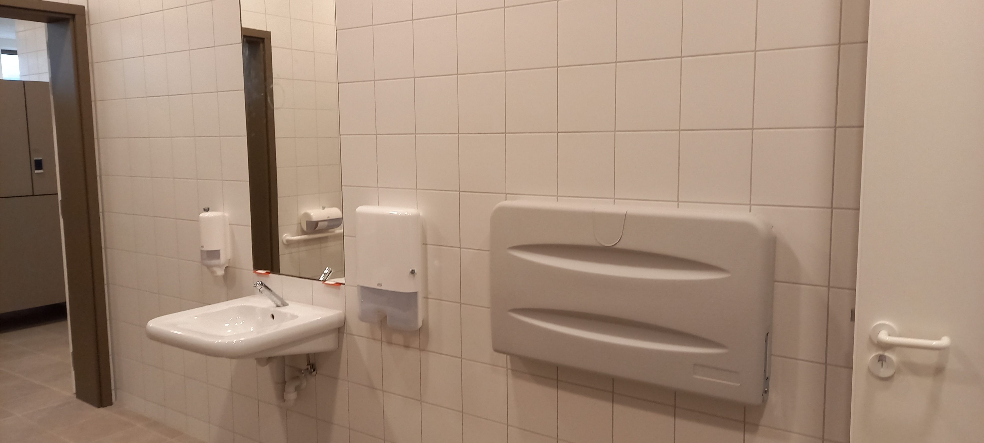 familiekleedkamer met verzorgingstafel