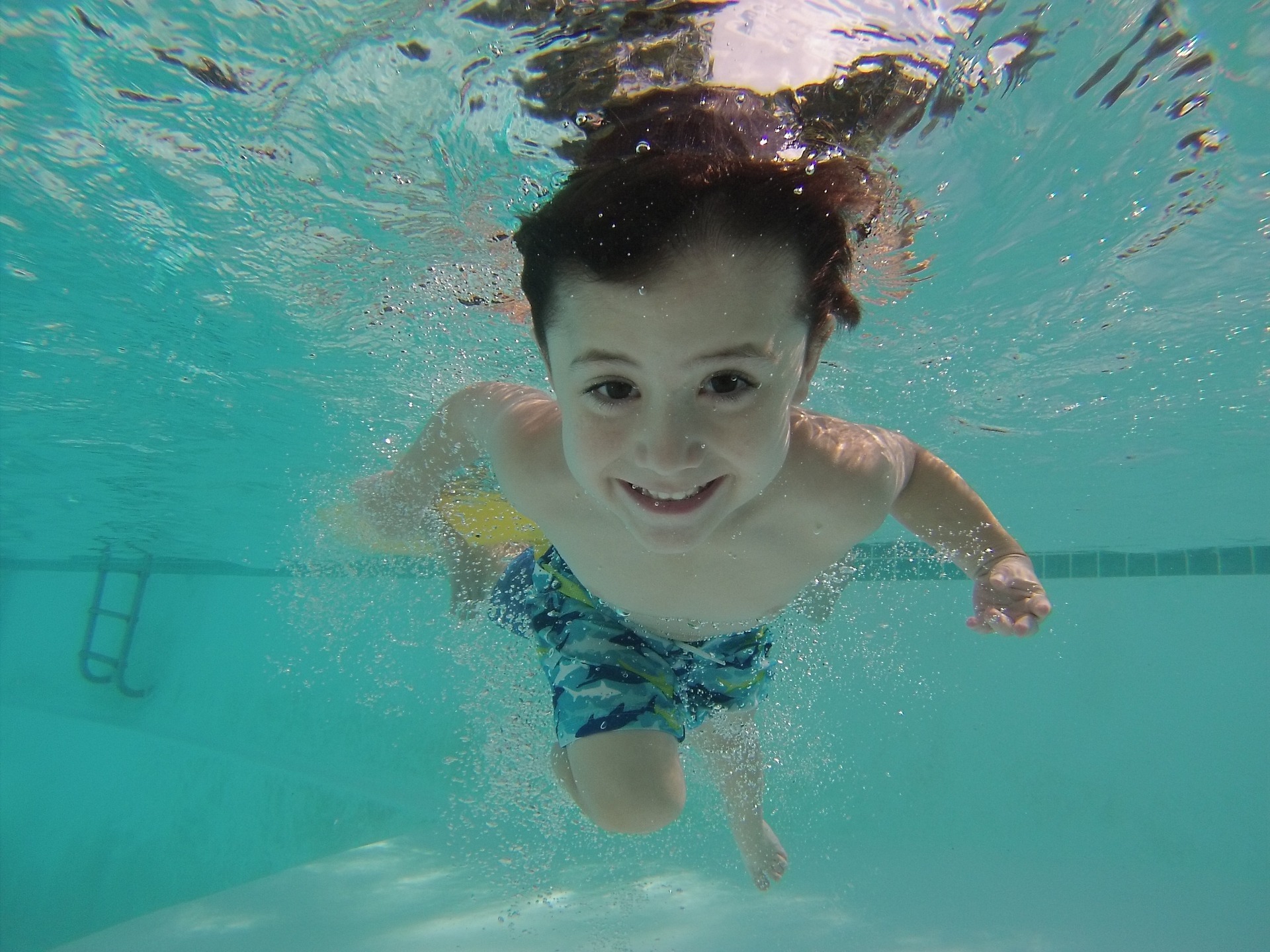 kind zwemt onder water