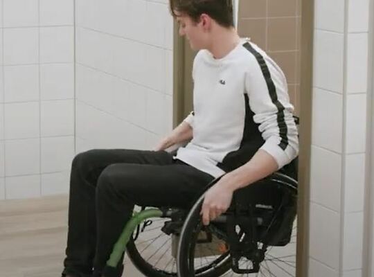 rolstoelgebruiker aan kleedkamer
