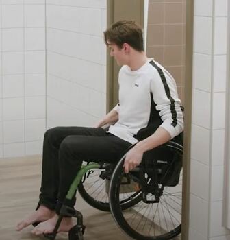 rolstoelgebruiker aan kleedkamer